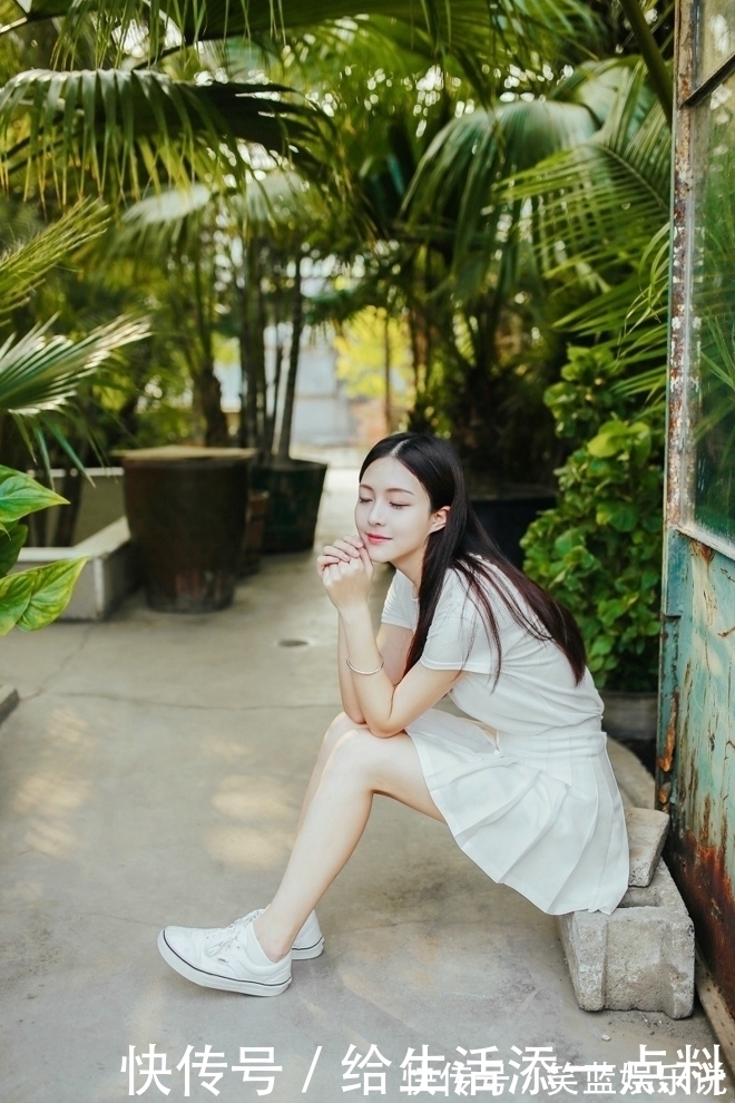长发美女T恤衫百褶裙搭配一双小白鞋少女感十足,美美哒