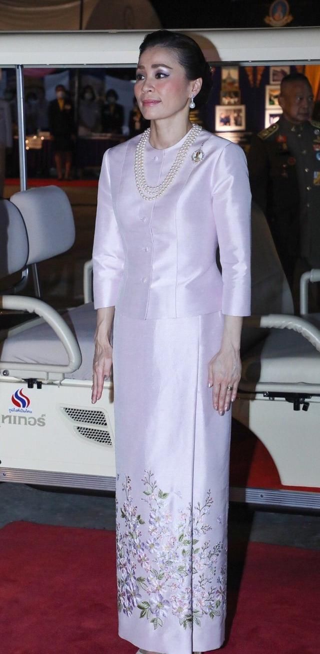 42岁苏提达从头到脚的精致，涂上银色指甲油，配桃花刺绣裙太美！