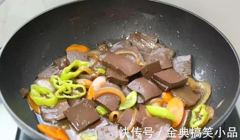鸭血|洋葱和此物一起炒,每天炒一盘,气血足了,软化血管,血管通畅了