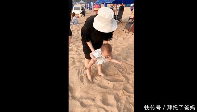沙子|妈妈带宝宝来玩沙子,宝宝全程脚不沾地!网友:萌娃从小就有洁癖