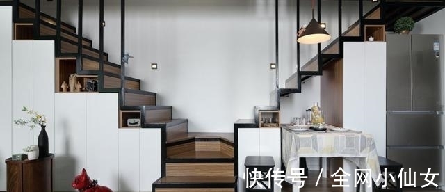客厅|买不起学区房大房子,一家四口蜗居47平,设计师爆改成三室一厅