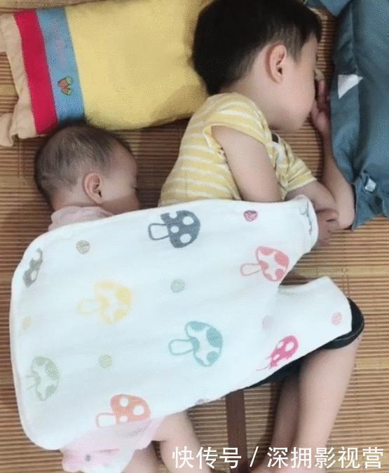 妹妹|妈妈把宝宝身上被子拿开,二宝抱着哥哥的动作,网友:场面好感人