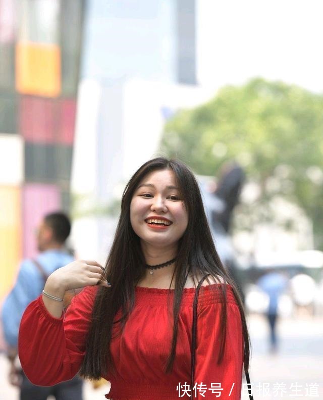 裤子 牛仔打底裤搭配时尚白色上衣，好看甜美，找到合适的衣服穿搭！