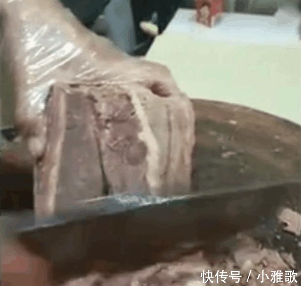 探访牛肉面馆: 师傅这样切牛肉, 一小块牛肉就能做几百碗牛肉面