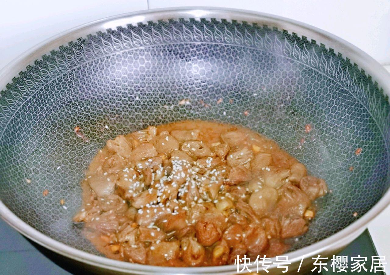 搭配|芹菜和鸭心搭配，简单炒一炒，就是一道好吃的下饭菜