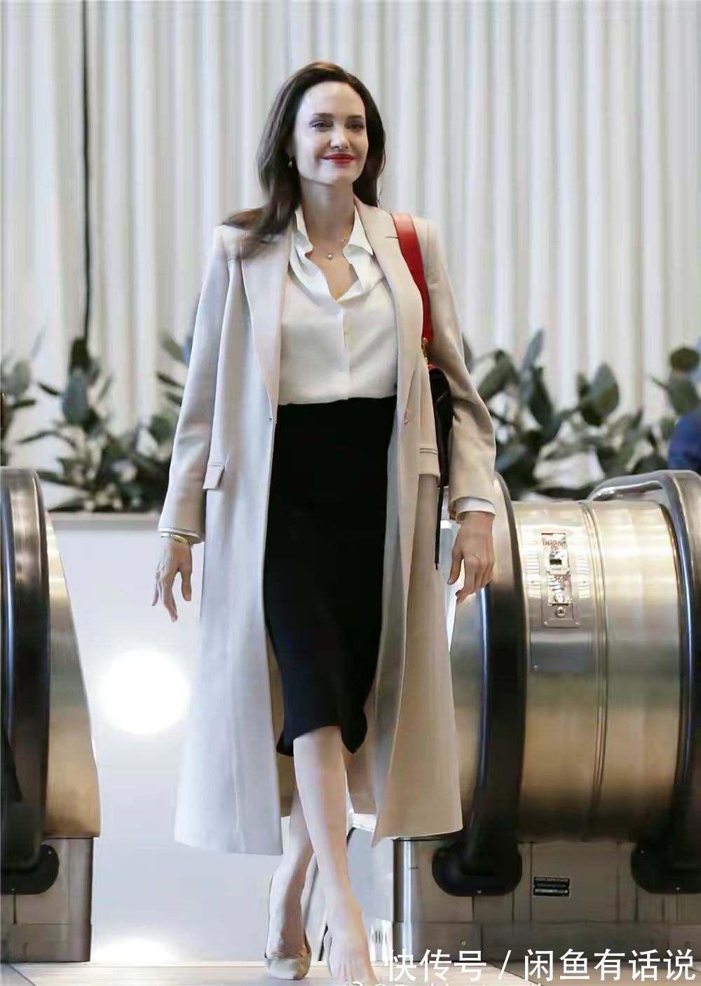 穿搭|朱莉又穿黑大衣走机场,配短靴气场真强,身旁女儿被衬得像小助理