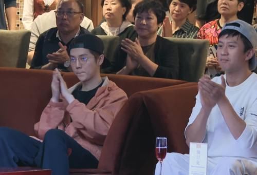 哈哈哈哈哈|邓超陈赫等人聊天时,鹿晗头上的帽子尤为抢镜,这不是那谁的?