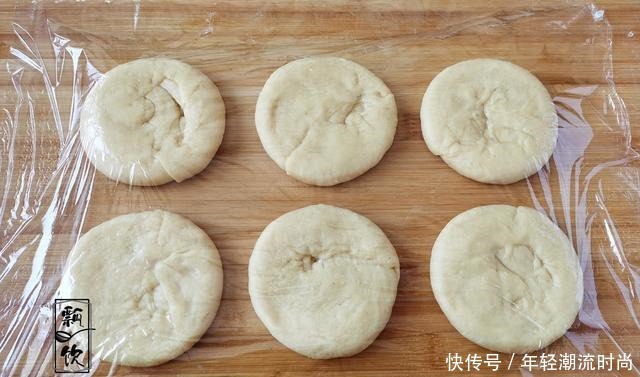 做烧饼别用水,这做法,皮酥里软,喷香,空口能吃撑,比面包都香