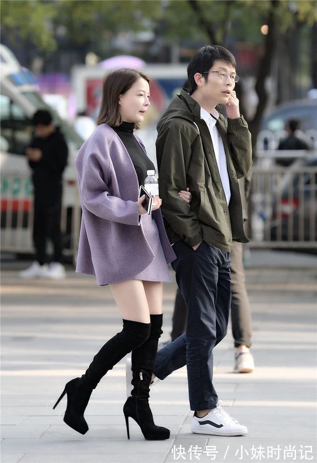 搭配|黑色细高跟过膝长靴,浅紫色呢子短裙和开衫,搭配出简约风格