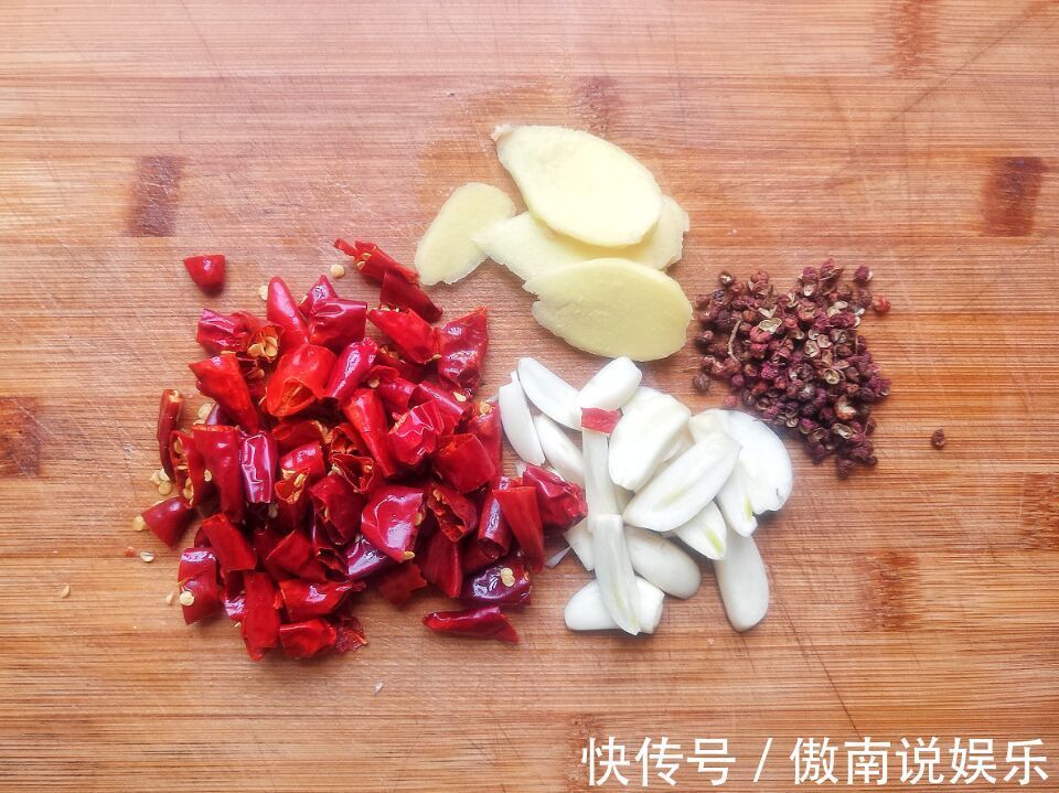 教你简版酸菜鱼做法，汤汁酸爽，鱼肉滑嫩，一次一锅都不够吃