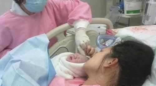 产检|“最有派头”宝宝出生后，第一件事是跟妈妈击掌：辛苦妈妈了