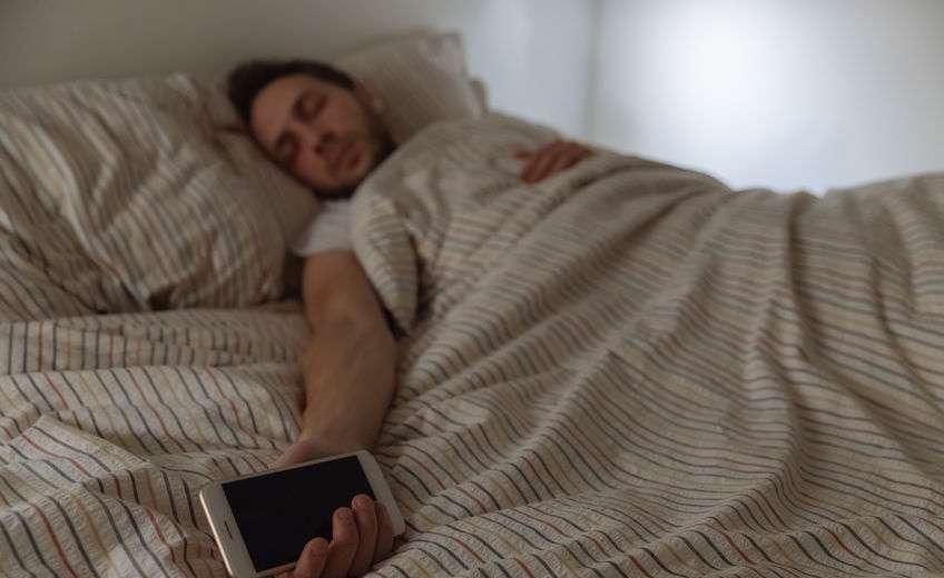 早上起床爱抽烟的人，5个异常出现，或是脑梗登门拜访