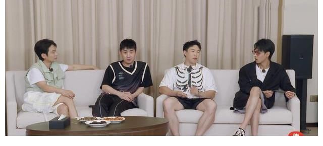 趣事|烧饼、孟鹤堂聊综艺趣事，讲述各自的“社死”现场，网友：真尴尬