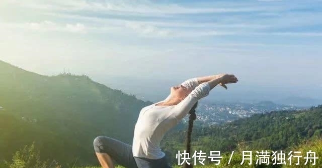 筋缩|每天睡前拉伸5分钟等于熟睡两小时,一觉醒来毛孔皱纹都没了