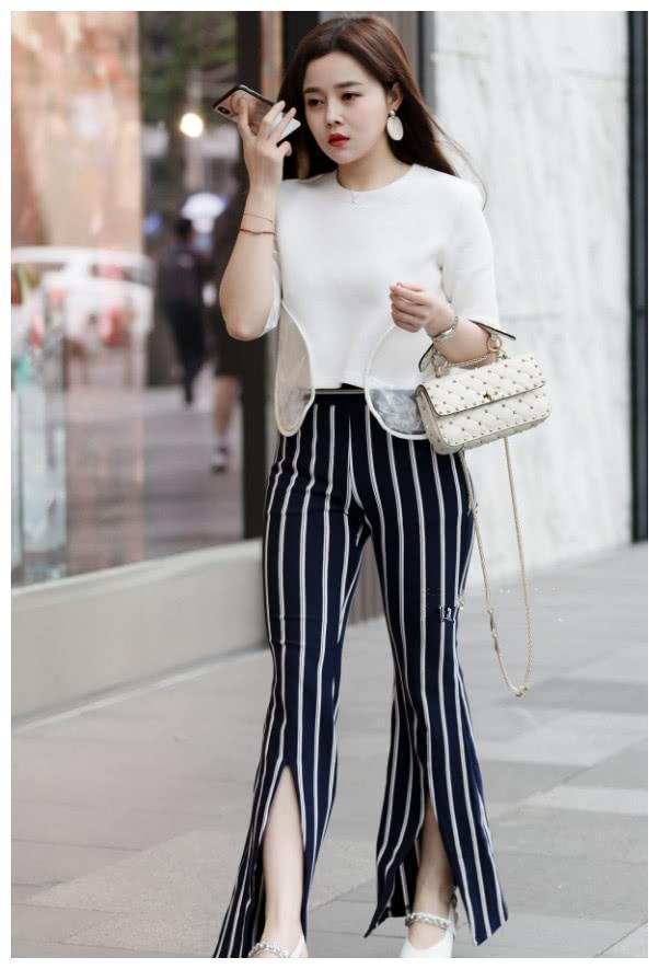 尽显|街拍小姐姐一身白色的服装搭配高腰的短裤,尽显时尚魅力