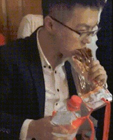 |搞笑GIF:今天运气挺好, 走着走着就捡到一个媳妇