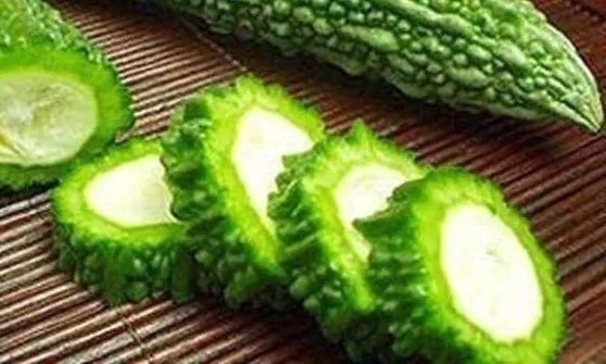 糖尿病人|糖尿病人吃苦瓜降血糖,但要切记1小时内别吃它,否则可能会中毒