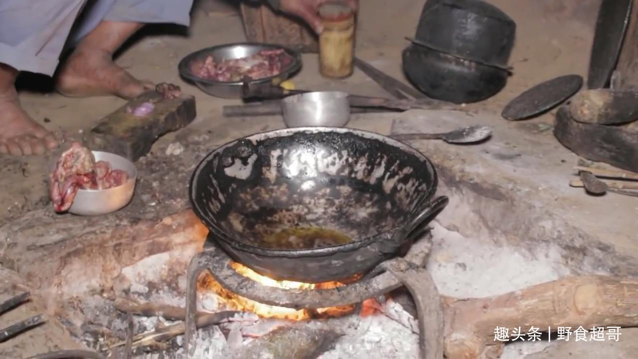 尼泊尔山区穷家吃鸡肉,打着手电筒炒菜,鸡肠不洗直接挤掉鸡粪