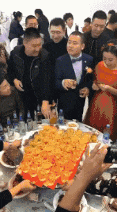 |搞笑GIF趣图：美女 人家是来打饭，你是来搞笑的吗？