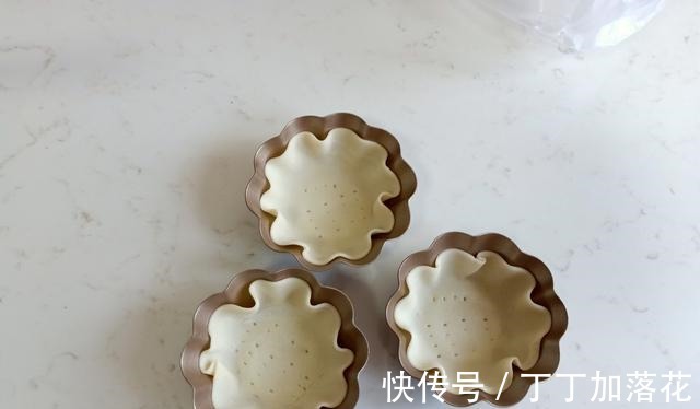 随手做个小吃，金黄酥脆香喷喷，不蒸不煮太简单，10分钟出一锅！