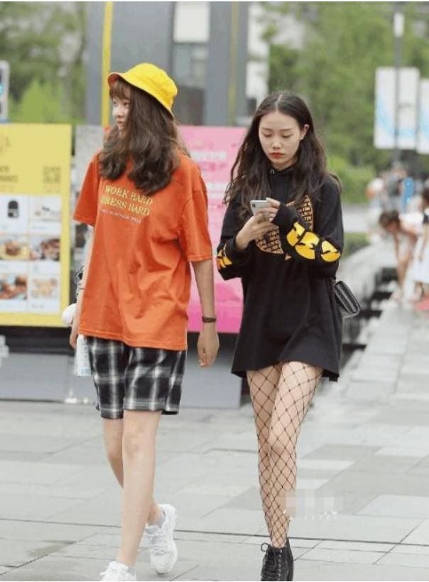 头发|小姐姐一头栗色的头发,身穿吊带连衣裙,看上去十分的文艺又清新