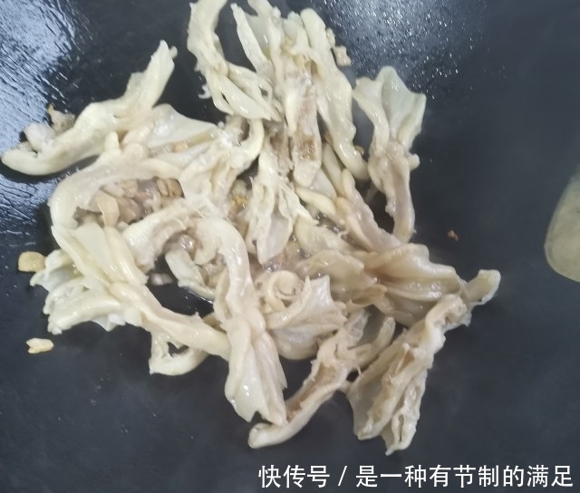 黄豆烧鸭爪，酱香浓郁，软糯美味