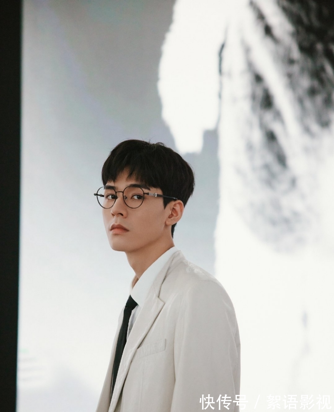 手軟|同為《山河令》爆紅，龔俊資源拿到手軟，張哲瀚卻謠言纏身？