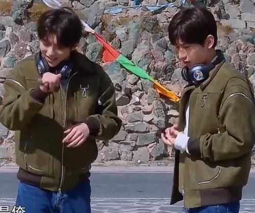 女粉丝|做游戏牵女粉丝的手,对比蔡徐坤成毅,暴露男明星真实修养