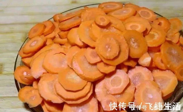 好吃|胡萝卜别再炒肉了，教你好吃新做法，补肝明目补维C，孩子超爱吃