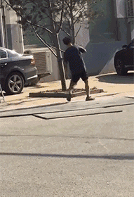 |搞笑GIF:穿成这样想给女友一个惊喜 没想到她给了我一个更大的惊喜