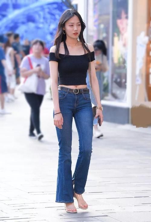 路人街拍别再穿烂大街的牛仔裤了小姐姐这条喇叭裤才是王道