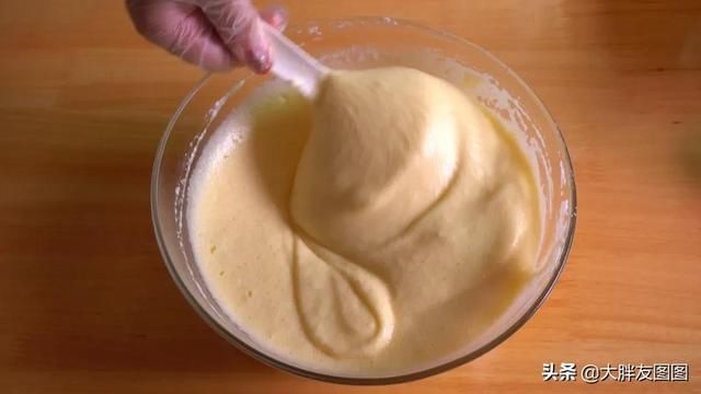 没秤,没打蛋器,没烤箱,如何做出蓬松的无油蛋糕?