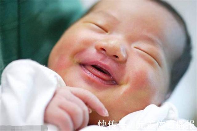 小玲|新生儿急着对妈妈笑,护士却给了一巴掌,宝妈想发火却没处发