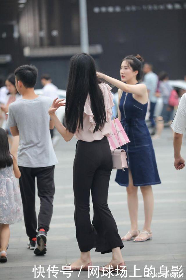 显得|优雅休闲下,造型显得丰富立体,气质也更显靓丽