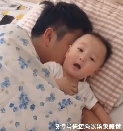 家长们|爸爸让孩子和自己一起睡,妈妈看到后,不禁开始“心疼”自己的孩