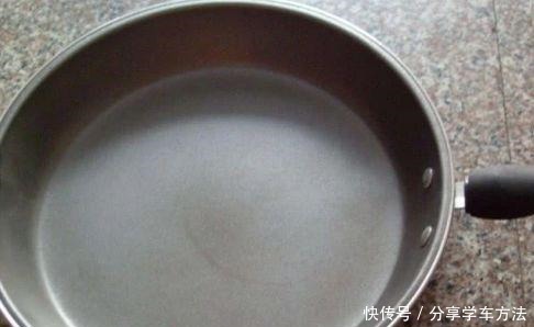 锅底烧糊了，不要用钢丝球擦！教你用这招，锅立马焕然一新！