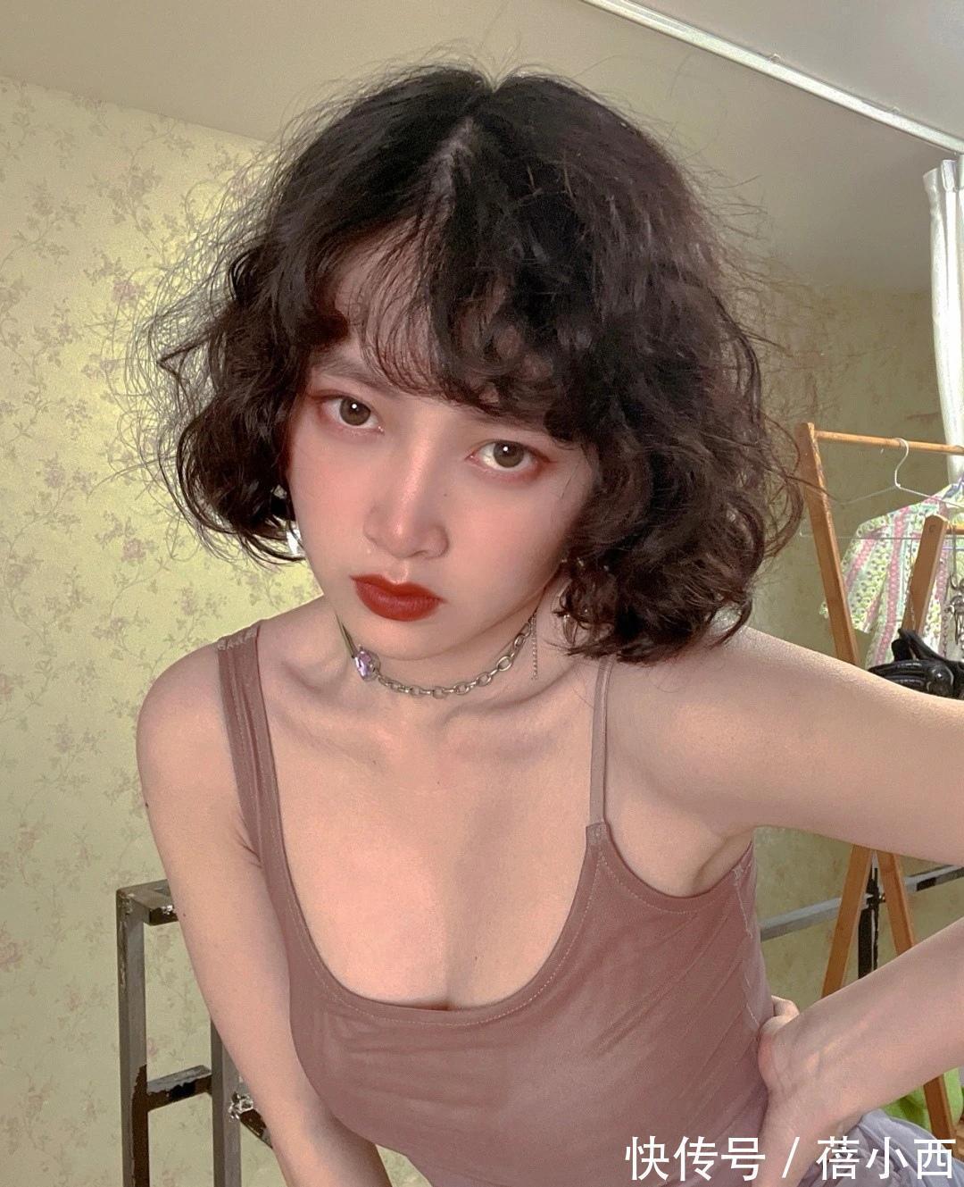 烟灰蓝 秋季流行什么样的发型?女生剪干净利落的小短发,耐看指数五颗星