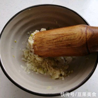 小楼一夜听春雨，今朝满城荠菜香