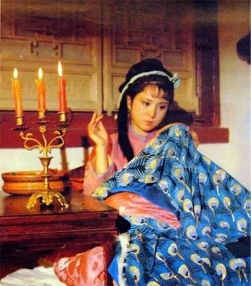 贾母!难怪只有晴雯会补雀金裘, 你看她的后台是谁!