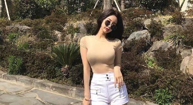 绽放青春的牛仔裤美女，展现出自信的女人味