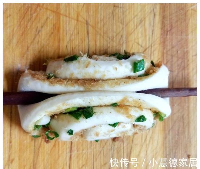 塑型|最好吃的肉松小花卷，刚出锅，一大盘就被俩孩子抢光了