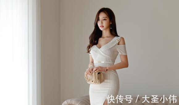 时尚|美女街拍:空灵波痕错落层叠竖纹连衣裙