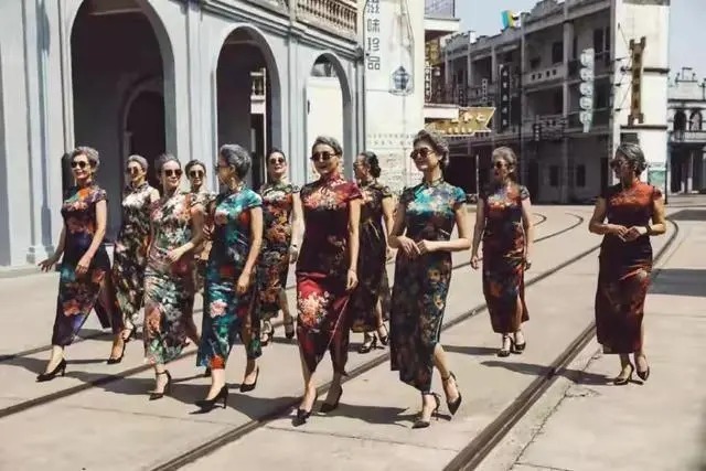 旗袍裙|谁说中国大妈不时髦？这群“时尚奶奶”穿旗袍火到国外，太长脸了