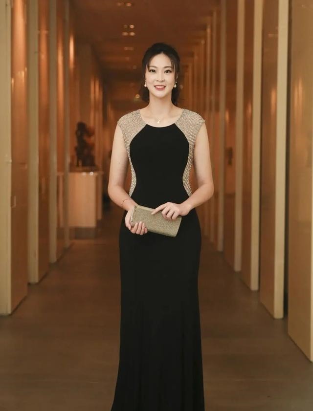 高跟鞋|女排第一美女亮相, 惠若琪穿长裙踩高跟鞋, 像一条“美人鱼”