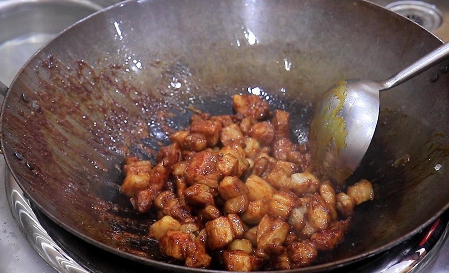 红烧肉最忌讳焯水，厨师长教你一招，肥而不腻又去腥，家人都爱吃