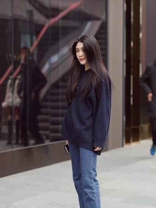 小姐姐|街拍美女:活泼的小姐姐,吊带背心搭配牛仔裤,清新温柔的淑女范