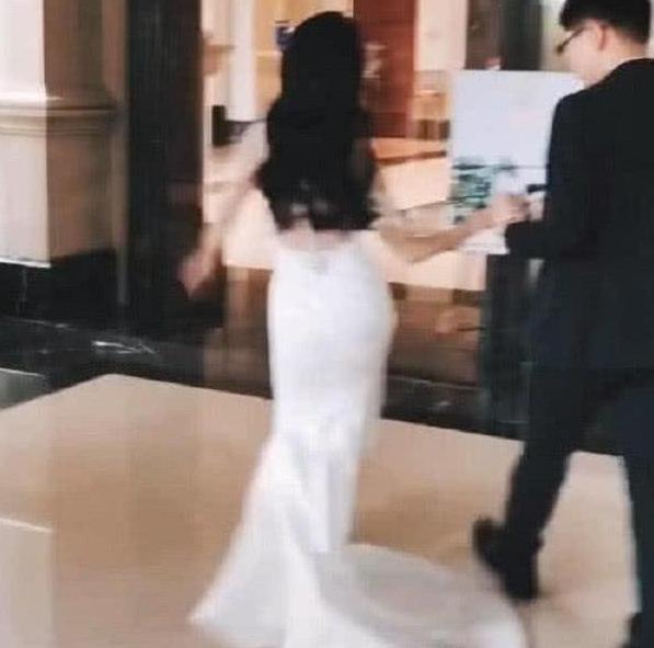 搞笑段子|“蝴蝶臀”新娘走红,看到新郎长相,网友:又一朵鲜花插在牛粪上