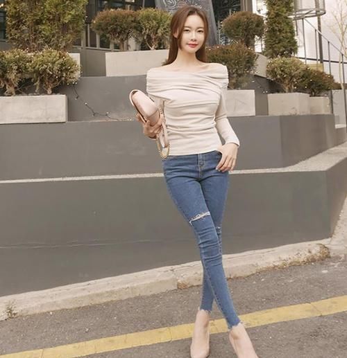 身穿紧身牛仔裤的美女,打扮实在漂亮,给人梦幻的感觉