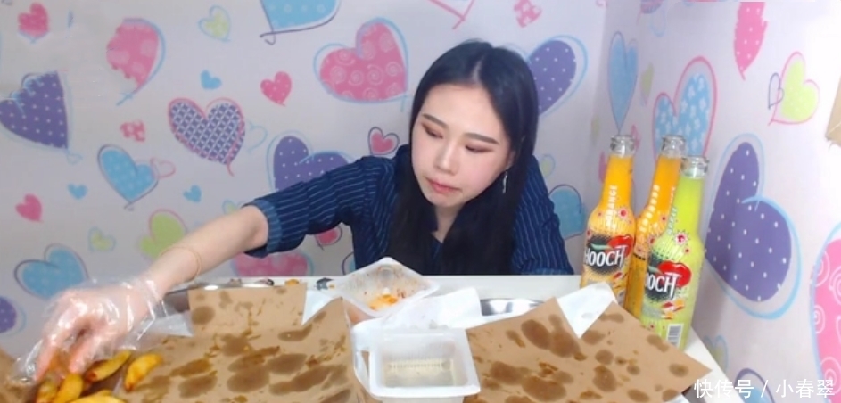 大胃王吃50个“鸡腿”,刚要下口却穿帮了,网友:我能吃100个!