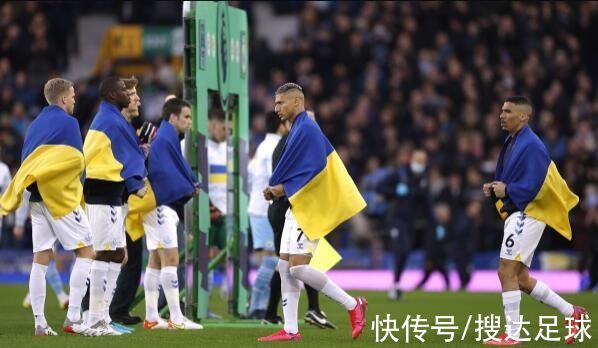 埃弗顿|破防了！英超球员披着乌克兰国旗出场，看台上两个大男人抱着痛哭